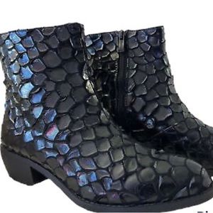 Black Ankle Zip Boots. Preowned. Women's SIZE 8.           Faux Exotic Skin.